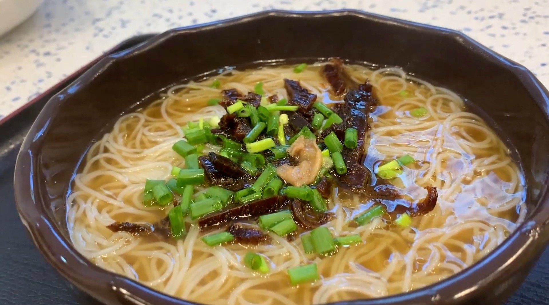 汤汁都不能放过的玉林牛巴粉: 用黄牛里脊肉做牛巴, 鲜牛骨熬汤7小时